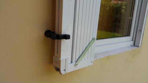 Plierea si blocarea pe perete a usii de securitate